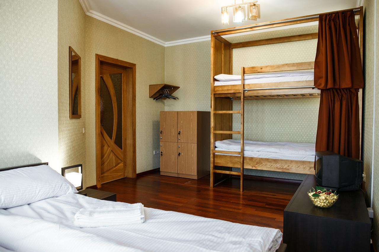 Sweet Home Hostel / Guest House Chernivtsi Exterior photo