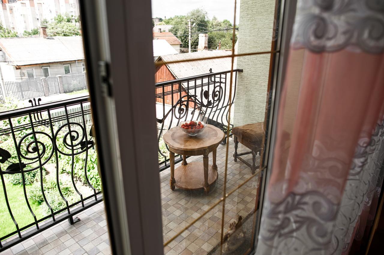 Sweet Home Hostel / Guest House Chernivtsi Exterior photo