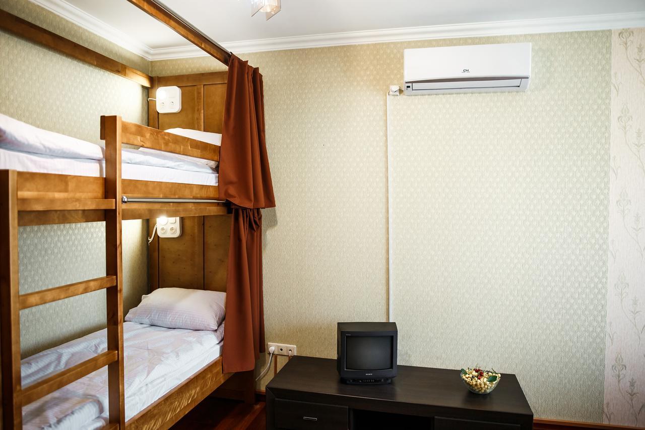 Sweet Home Hostel / Guest House Chernivtsi Exterior photo