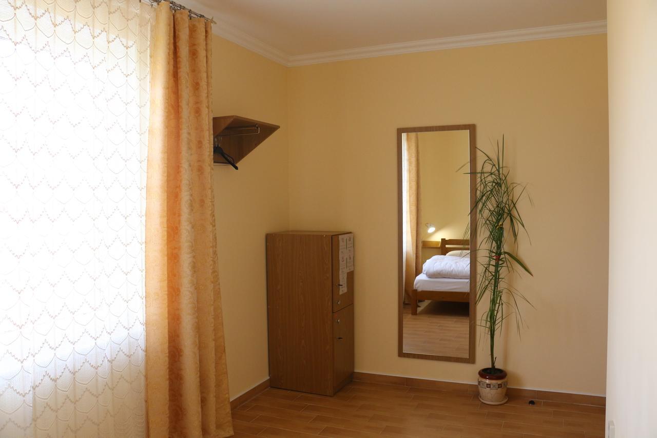 Sweet Home Hostel / Guest House Chernivtsi Exterior photo