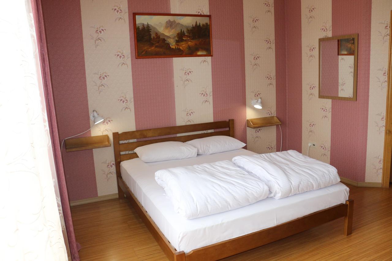 Sweet Home Hostel / Guest House Chernivtsi Exterior photo